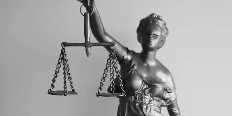 In the discussion of the legality of nootropics in the US, this image shows the lady of justice holding up the scales.