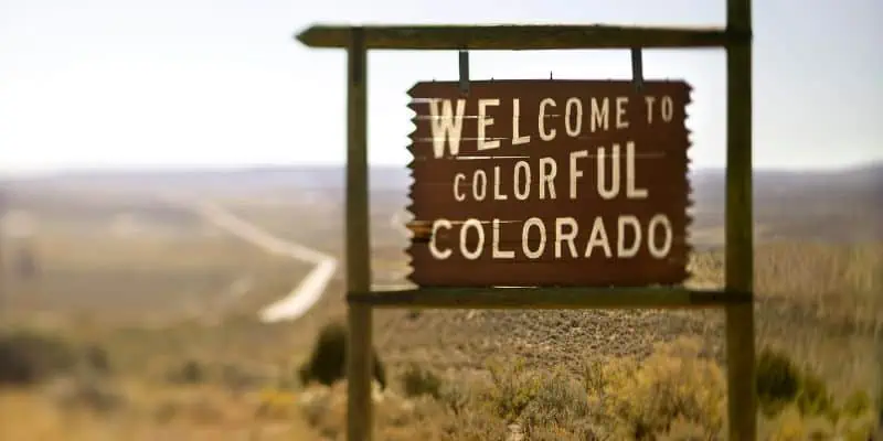 This photo shows a sign that says "welcome to colorful colorado".